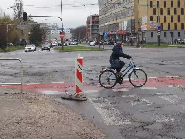 Drogi rowerowe w Łodzi też bywają dziurawe, zwłaszcza na przejazdach przez jezdnie