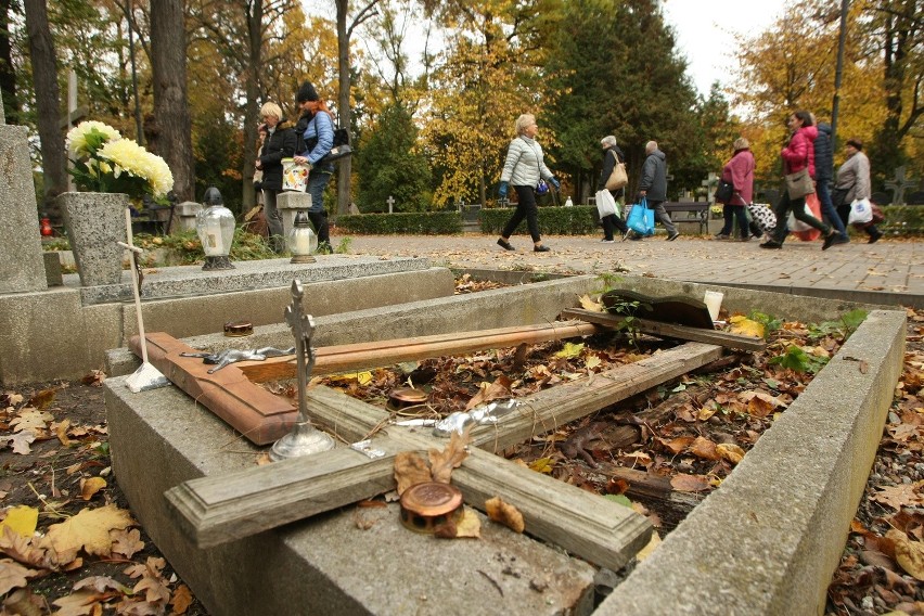 Ruch na cmentarzu Osobowickim