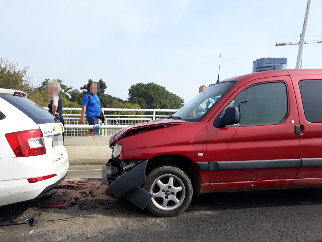 Wszystko zaczęło się od 30-latki, kierującej hondą. Jechała prawym pasem ruchu kierując się z al. Kopisto w stronę ul. Śreniawitów. Mieszkanka powiatu dębickiego nie zachowała bezpiecznej odległości od jadącego przed nią pojazdu i uderzyła w peugeota , którym kierowała 42-letnia mieszkanka Rzeszowa. Ta z kolei najechała na skodę za kierownicą, której siedział 40-letni mężczyzna. Następnie on uderzył samochodem w auto 56-letniej mieszkanki Rzeszowa. - Wszyscy kierowcy uczestniczący w wypadku byli trzeźwi - informuje nas Ewelina Wrona z Komendy Miejskiej Policji w Rzeszowie. Kierująca pasatem trafiła do szpitala. Pozostałe osoby uczestniczące w karambolu nie odniosły większych obrażeń. ZOBACZ TEŻ: Karambol na ekspresówce. Ćwiczenia strażaków