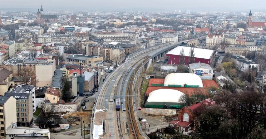 Trwają prace związane z dobudową dodatkowej pary torów na...