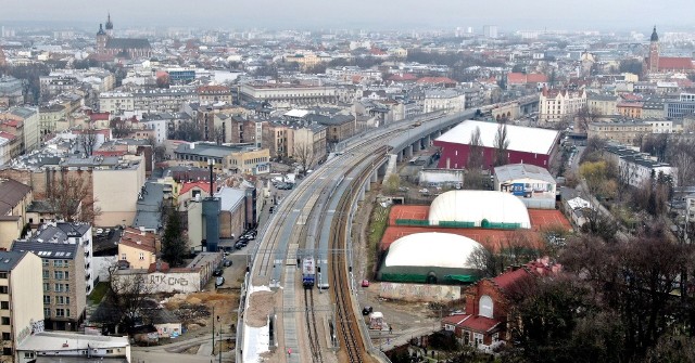 Trwają prace związane z dobudową dodatkowej pary torów na linii kolejowej przecinającej centrum Krakowa.