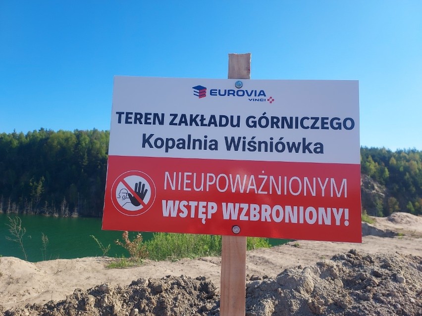 Szmaragdowe Jezioro w Wiśniówce w gminie Masłów jest piękne, ale i niebezpieczne! A ludzie i tak łamią zakaz wstępu. Zobacz film i zdjęcia