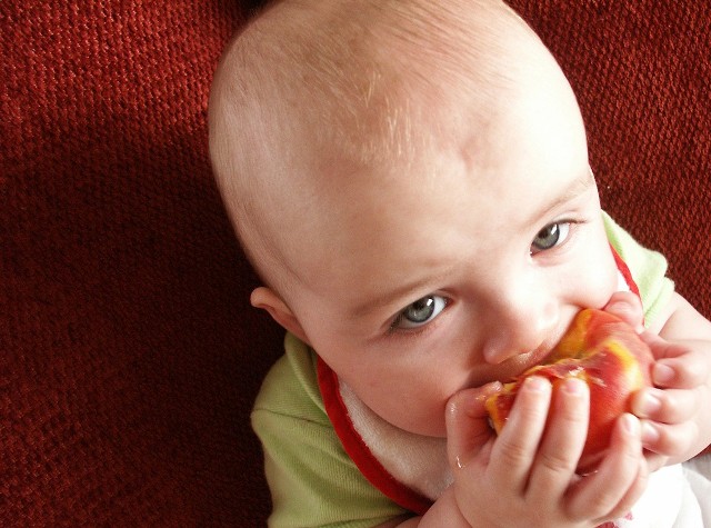 Na jesieni wykorzystajmy obfitość rodzimych smaków, by zachęcić dzieci do jedzenia warzyw i owoców znacznie częściej.