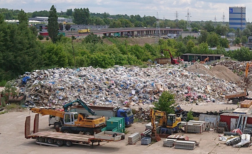Hałdy odpadów przy ulicy Kombatantów. Okazuje się, że wszystko jest zgodne z prawem [ZDJECIA]