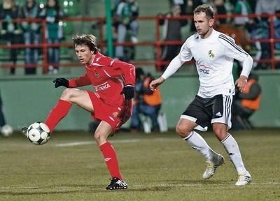 Zawodnik GKS Bełchatów Jacek Popek walczy o piłkę z Rafałem Boguskim (z lewej) Fot. Rafał Goły (PAP)