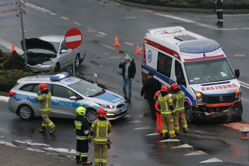 Wypadek karetki z osobówką w Krotoszynie. Pojazdy zderzyły...