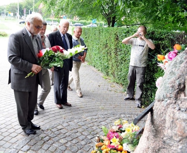 Kwiaty pod pomnikiem przy rondzie księdza Kotlarza w Radomiu złożył między innymi Zdzisław Maszkiewicz, szef radomskiej Solidarności.