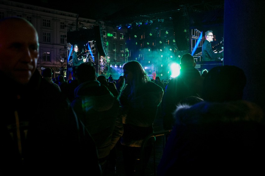 Sylwester 2017 Kraków. Gwiazdy roztańczyły Rynek Główny. Na scenie Kasia Moś, Natalia Nykiel i Bovska [ZDJĘCIA]