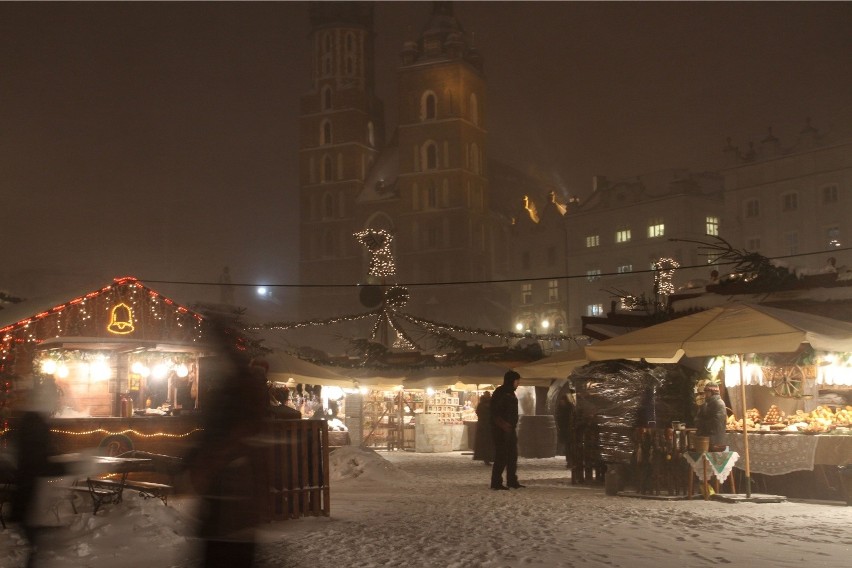 Choinki, żywa szopka, jarmark bożonarodzeniowy, turyści - tak centrum Krakowa wyglądało w 2010 r. [ZDJĘCIA]