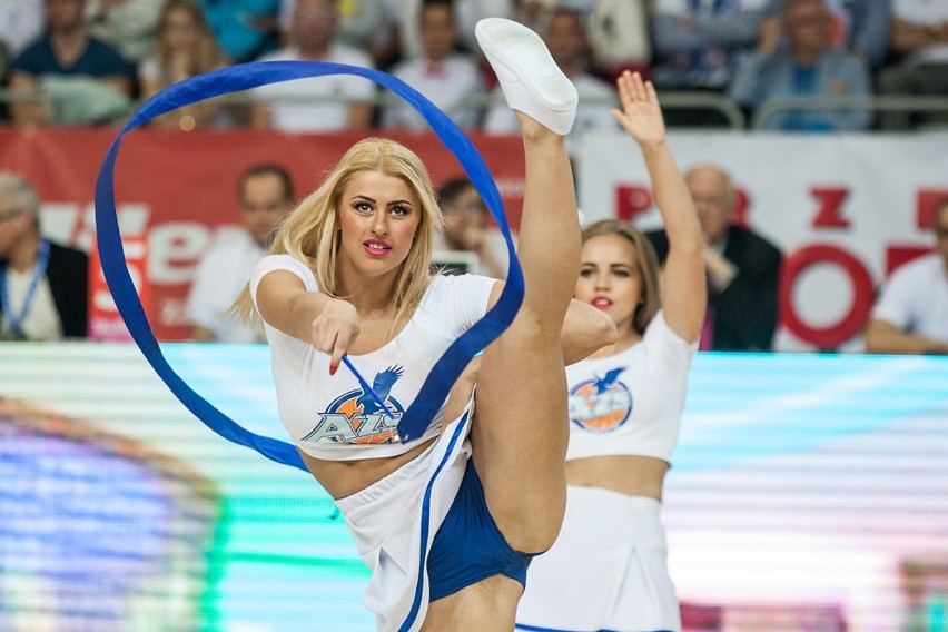 Występ koszalińskich cheerleaderek podczas derbowego meczu...