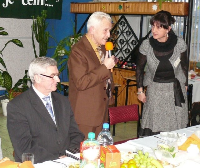 Trójka dyrektorów szkoły &#8211; obecna dyrektor Monika Bis i byli dyrektorzy Bolesław Guzek i Stefan Turek.