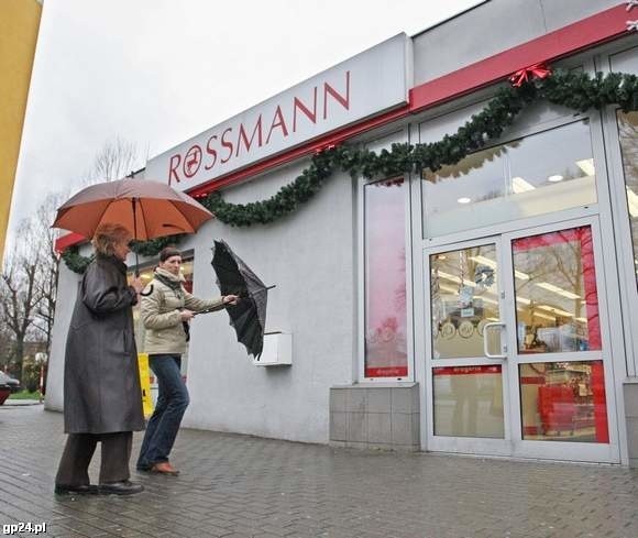 Drogerię Rossmann w Słupsku zdobią metry świątecznego łańcucha i czerwone kokardy.