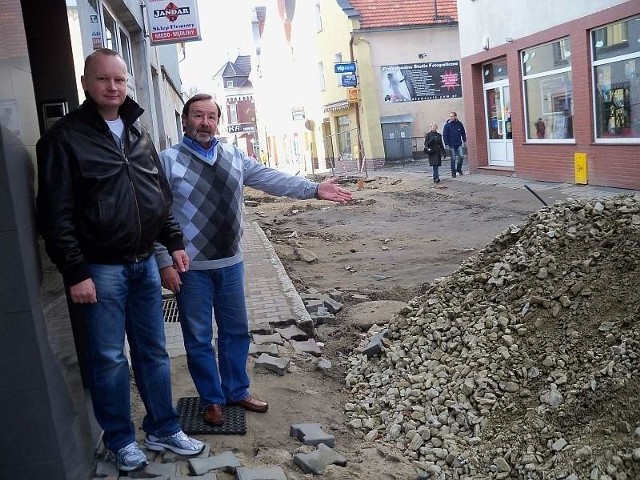 Tomasz i Radosław Sroka pokazują na bałagan zostawiony przez wykonawcę remontu. Dla kilkunastu przedsiębiorców z tej ulicy,