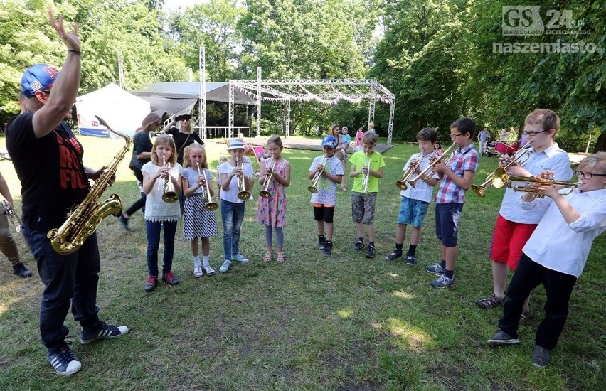 Muzyczny happening na Różance: młodzi trębacze grają jazz