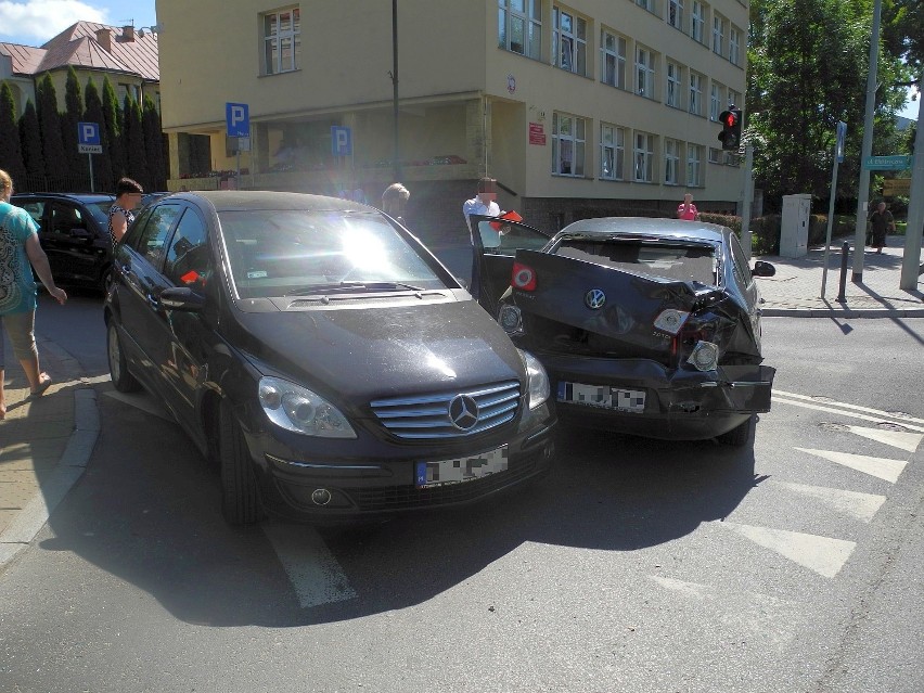 Na ul. Branickiego zderzyły się dwa samochody i autobus...