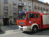 Radom. Wybuchł pożar w starej kamienicy przy Curie-Skłodowskiej, w mieszkaniu było troje dzieci