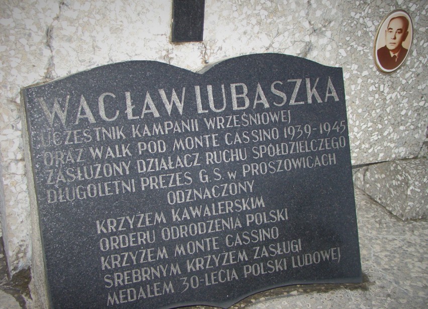 Tablica na grobie Wacława Lubaszki w Proszowicach