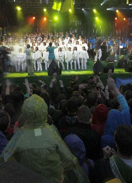 Tegoroczny koncert "Jednego Serca Jednego Ducha&#8221; odbywał się w strugach deszczu.