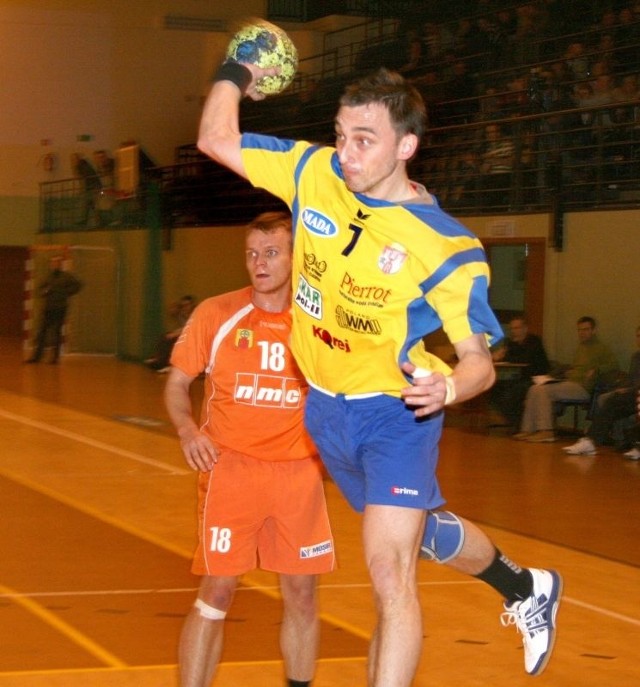 Maciej Sieczkowski (z piłką) gra coraz słabiej, a do końca sezonu jeszcze sporo meczów do rozegrania.