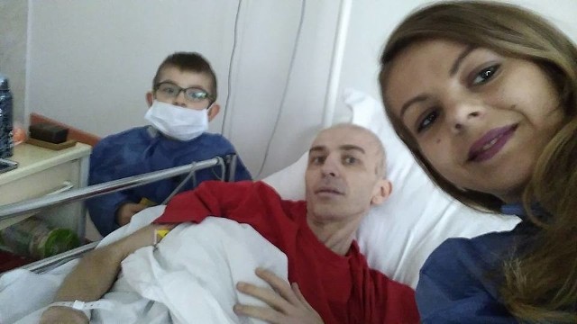 Rodzina Dariusza  bardzo go wspiera i gdy tylko może odwiedza go w szpitalu - na zdjęciu z żoną Agnieszką i synem Dawidem.