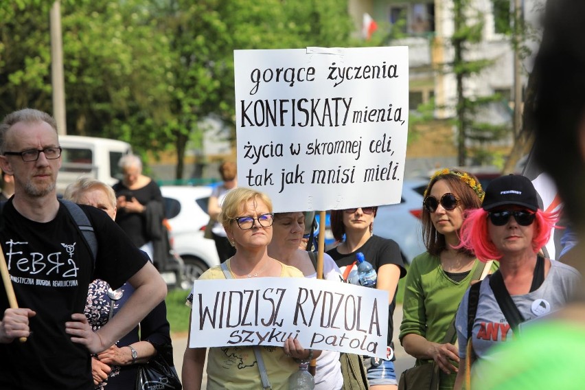 O tym, że doszło wówczas do szeregu przestępstw przekonana...