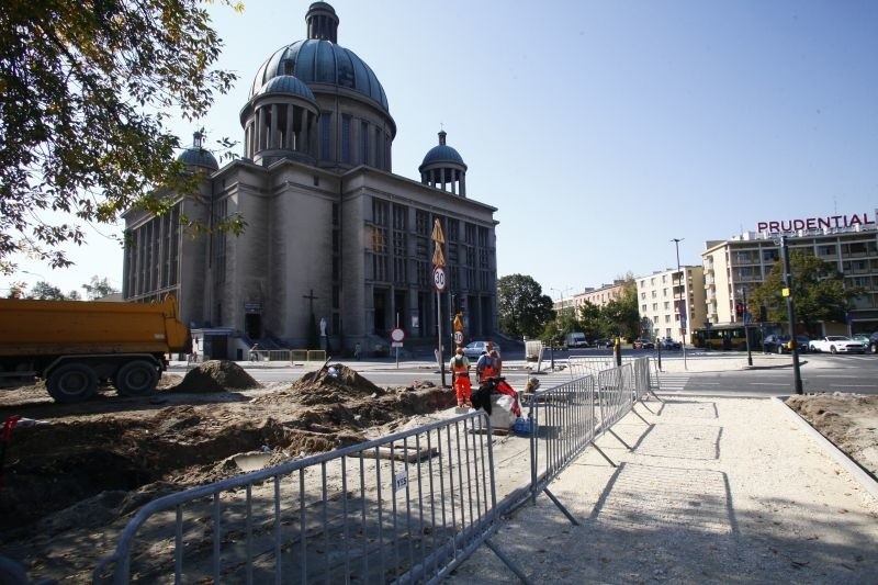 Leją asfalt na drogi rowerowe wokół ronda Solidarności [zdjęcia]