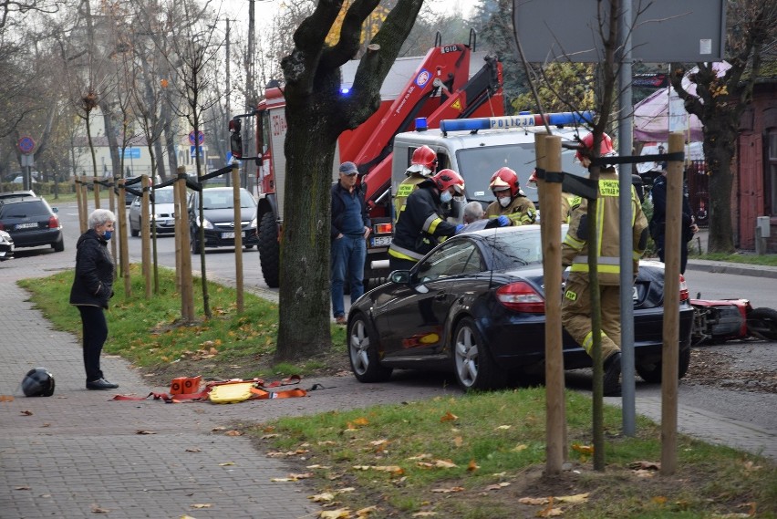 Wypadek w Skierniewicach. Mercedes uderzył w motorowerzystę ZDJĘCIA