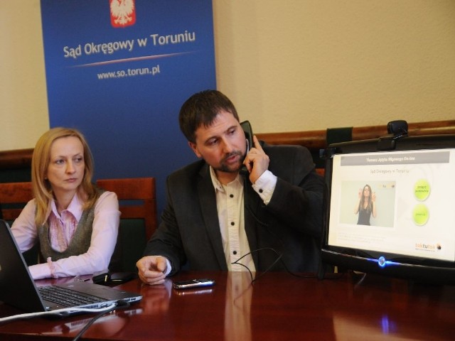 Na niesłyszących w toruńskim sądzie czeka  tłumacz języka migowego - dostępny online