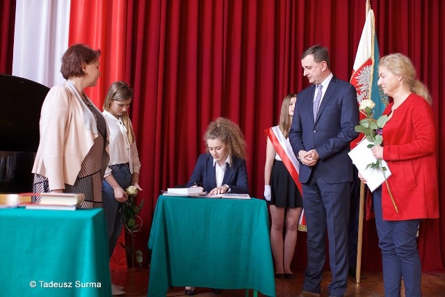 Do złotej księgi wpisuje się tegoroczna absolwentka I LO Zuzanna Matysiak.