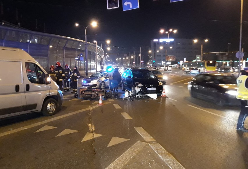 Wypadek na pl. Kromera. Dostawca jedzenia na skuterze zderzył się z mazdą