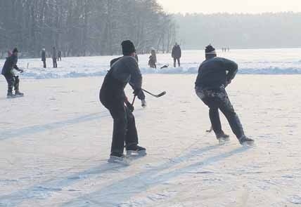 Łyżwiarze, miłośnicy hokeja na lodzie, spacerowicze szukający skrótu, amatorzy &#8222;biegówek&#8221;, cykliści. Wostatnie mroźne dni wszystkich można spotkać na środku jeziora Głębokie.