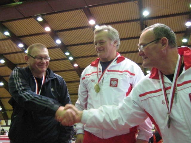 Torunianie zdominowali w Spale konkurs pchnięcia kulą w kategorii M 60. Triumfował Wacław Krankowski (w środku), drugi był Wiktor Matczyński (z lewej), a trzeci Kazimierz Jankowski (z prawej)