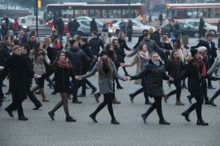 Dąbrowscy maturzyści zatańczyli poloneza na placu Wolności