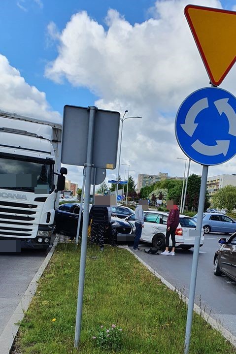 Stłuczka na rondzie w Słupsku. Zderzyły się trzy pojazdy (zdjęcia)