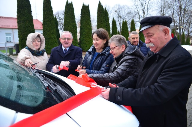 Uroczyste przekazanie nowego auta. Więcej na kolejnych zdjęciach.