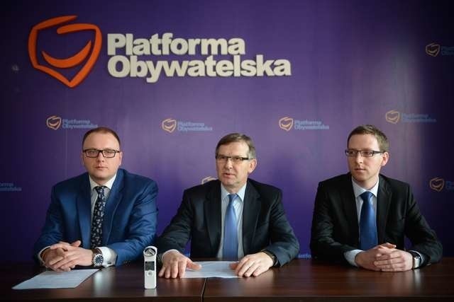 Radni Platformy Obywatelskiej (na zdjęciu od lewej Paweł Gulewski, Waldemar Przybyszewski i Michał Rzymyszkiewicz) podjęli decyzję o tym, by nie popierać prezydenckich planów likwidacji 4 placówek oświatowych