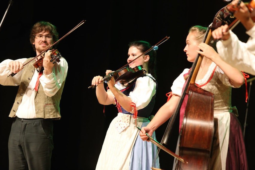 Studencki festiwal folklorystyczny: Włosi uczą się polki. Czesi grają