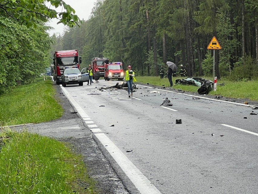 Kierowca bmw zginął na miejscu. Kierowca ciężarówki wyszedł...