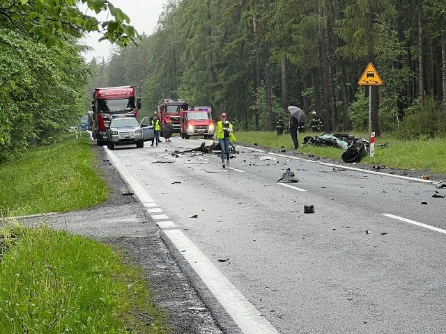 Kierowca bmw zginął na miejscu. Kierowca ciężarówki wyszedł z wypadku bez szczególnych obrażeń. Badanie wykazało, że był trzeźwy.