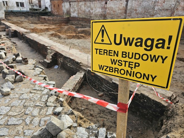Zakończyły się badania archeologiczne w miejscu, w którym powstanie nowy obiekt Komendy Wojewódzkiej Państwowej Straży Pożarnej przy ulicy Prostej w Toruniu. Jego budowa powinna się rozpocząć w połowie obecnego roku i zakończyć w przyszłym roku. Na inwestycję strażacy otrzymali 21 milionów złotych z budżetu państwa