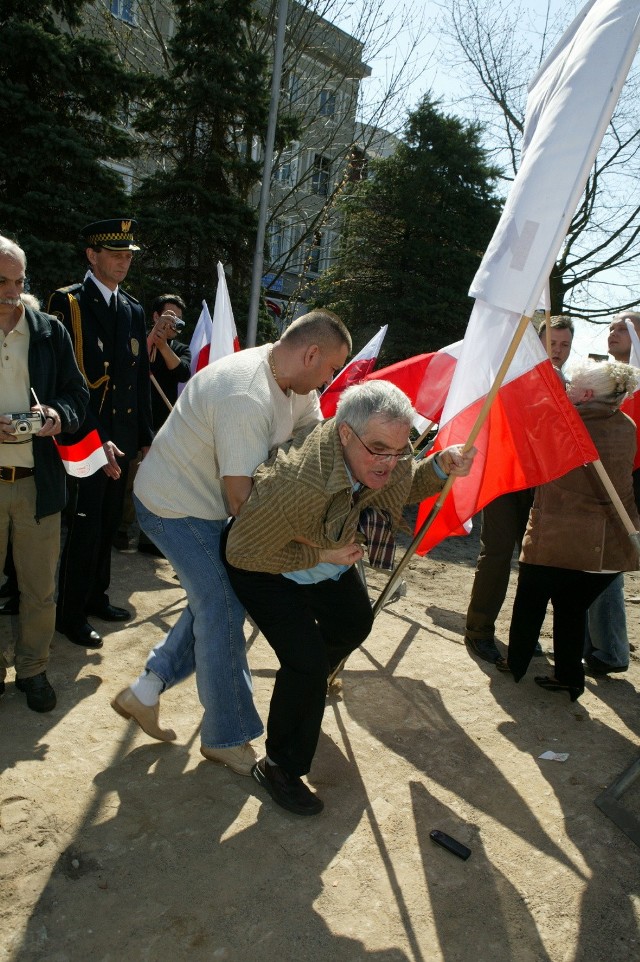 Zatrzymanie protestujących 3 maja w Świnoujściu. - Sprawdzamy, czy było to zakłócenie porządku i czy są podstawy do postawienia takiego zarzutu - mówi Adam Waś, naczelnik sekcji prewencji w świnoujskiej komendzie policji. - Mamy na to 30 dni.