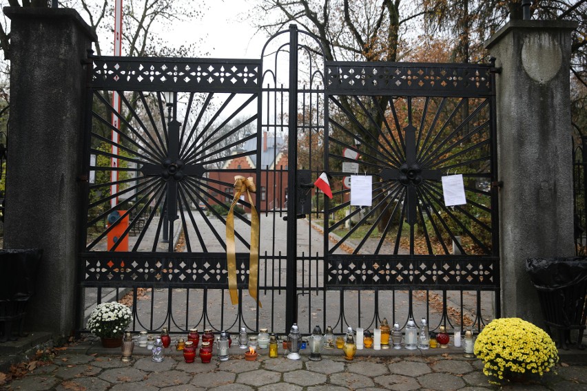 Kraków. Zamknięte cmentarze. Mieszkańcy przychodzą pod bramy nekropolii [ZDJĘCIA]