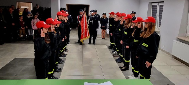 Młodzieżowa Drużyna Pożarnicza Ochotniczej Straży Pożarnej w Świerżach Górnych złożyła ślubowanie na sztandar.