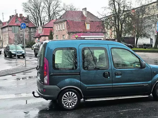 Zdaniem Czytelnika, auta zaparkowane na rogu Lechickiej z Łużycką, ograniczają widoczność.Policjanci z sekcji ruchu drogowego mówią, że w tym miejscu parkować nie wolno.