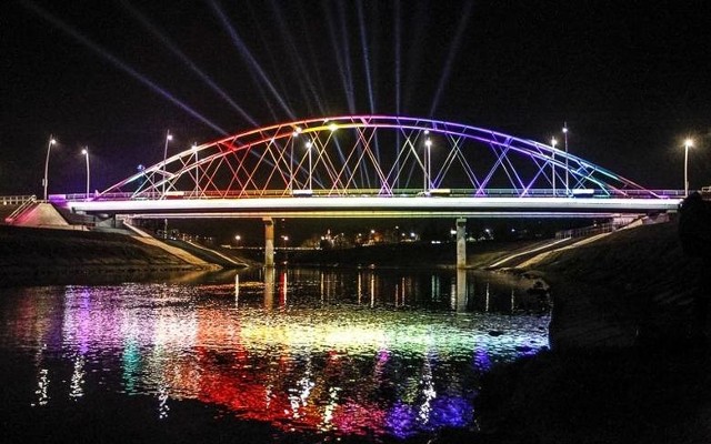 Do podświetlonych atrakcji Rzeszowa zalicza się też "tęczowy" most Narutowicza.