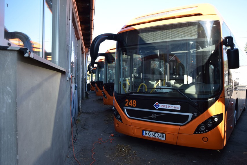 Komunikacja miejska w Krośnie ma nowe autobusy. 13 niskoemisyjnych pojazdów dostarczyły firmy Volvo i MMI [ZDJĘCIA]