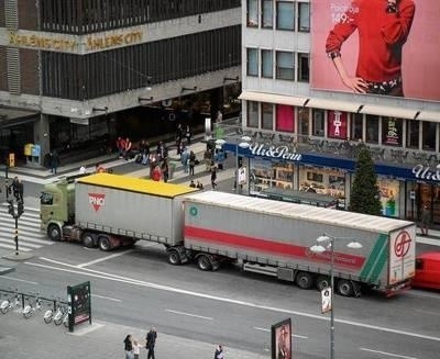 Megaciężarówka na ulicach Sztokholmu Fot. archiwum nomegatrucks.eu/c. peck