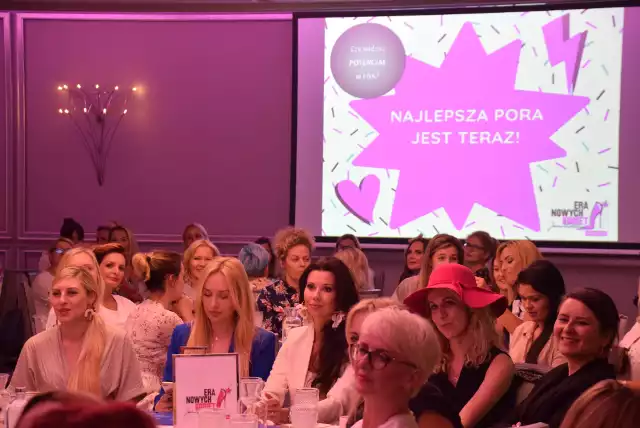 To czas na budowanie relacji, tworzenie więzi i przełamywanie stereotypów. W przestrzeni projektu Joanny Przetakiewicz kobiety mówią o tym, jak współdziałać ze sobą, budować osobiste szczęście i dzielić się nim z innymi. 