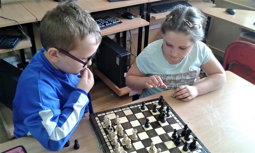 Pierwszaki ze szkoły w Wiązownicy Dużej grają w szachy (ZDJĘCIA)