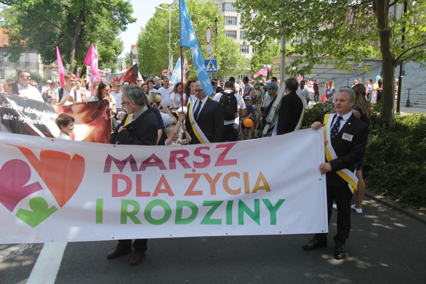 Marsz dla Życia i Rodziny w Katowicach. Tłumy uczestników ZDJĘCIA